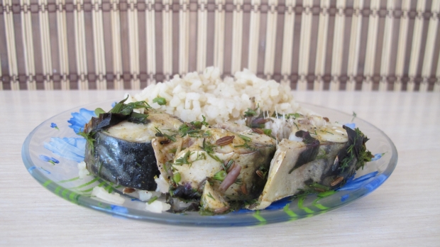 Скумбрия жареная с гарниром из риса и лука Скумбрия жареная с гарниром из риса и лука